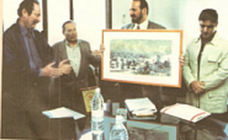 سعد يقدّم لوحة برجا للوشون ومعهما من اليمين نبيل سعد وفي الوسط الشمعة