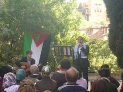 الملاحي منشداً والدكتور دمج عازفاً وخلفهما قصر الحمراء