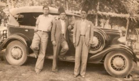 من اليمين: محمد علي دمج ( أبو فوزي ) وعبد الفتاح البربير ومحمد سعيد الشمعة أمام سيارتهم الفورد موديل 1933
