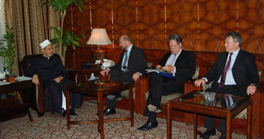 صورة شيخ الأزهر: الغرب يتعامل بسياسة الكيل بمكيالين