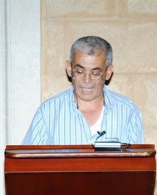 صورة وطني البناؤون … سلاحه القدّوم