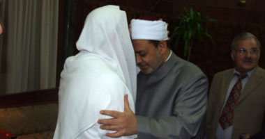 صورة الشيخ حسان يضع قبلة على جبين الإمام الأكبر