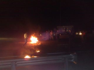 صورة أهالي برجا يحتجون على انقطاع الكهرباء