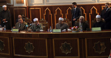 صورة البوق لمن ” يدفع ” لا يستحق الإمامة ولا العمامة