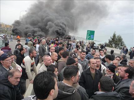 صورة أهالي برجا يقطعون مسلكي الأوتوستراد الساحلي