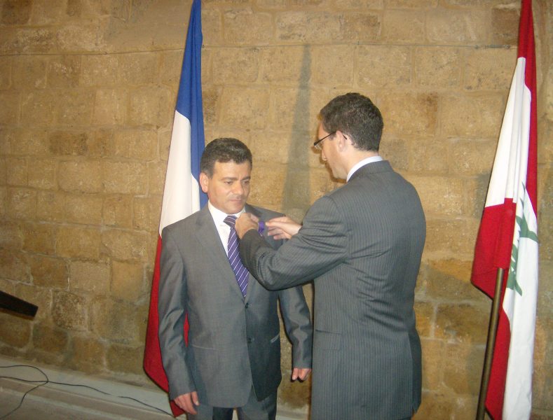 صورة الجمهورية الفرنسية تكرم الدكتور هيثم الغوش