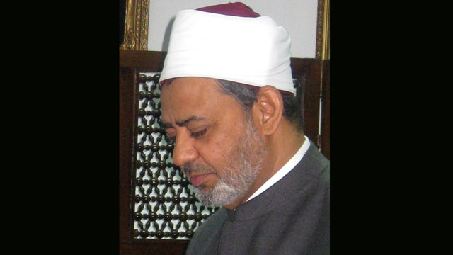 صورة شيخ الأزهر : أين الغيْرة على المقدسات ؟