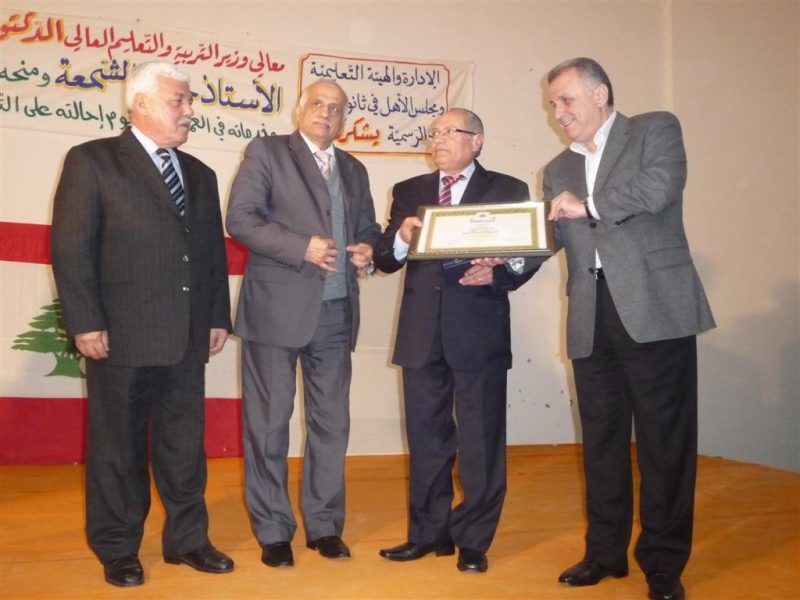 صورة رئيس الجمهورية يمنح الأستاذ الشمعة وسام المعلم