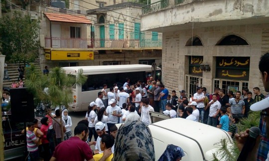 قدام مبنى الوقف على ساحة العين