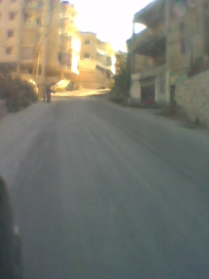 صورة أهالي بيادر حريز يقطعون الطريق باتجاه الديماس