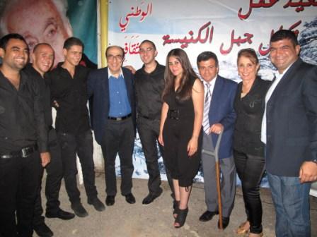 من اليمين : د. ترو ، و د. الغوش وحرمه ، ومرضية وباسل سعد والموسيقار إلياس الرحباني ومحمد وإبراهيم سعد وأحمد سعيفان