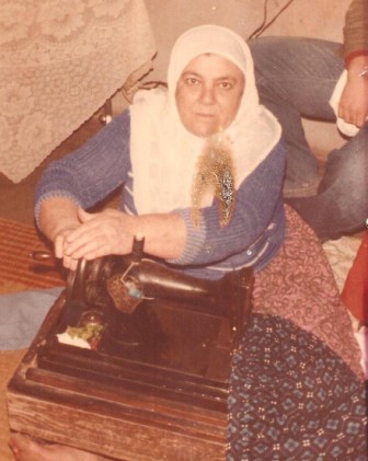 صورة أم نبيل الشمعة ولمّا دَفَق البَسْط !