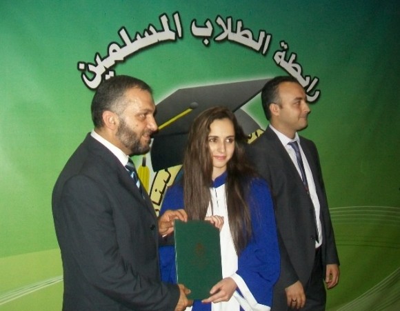 الشيخ الخطيب ود حوحو يسلمان خريجة جائزتها