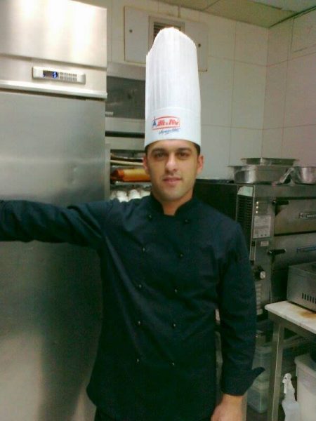 صورة المعلّم البرجاويّ عليّ شاكر دمج يتألقُ في صناعة الحلو