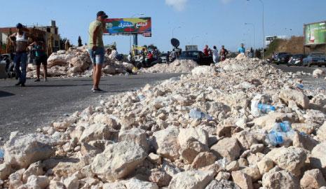 صورة أهالي برجا يقطعون الطريق: لن يمروا