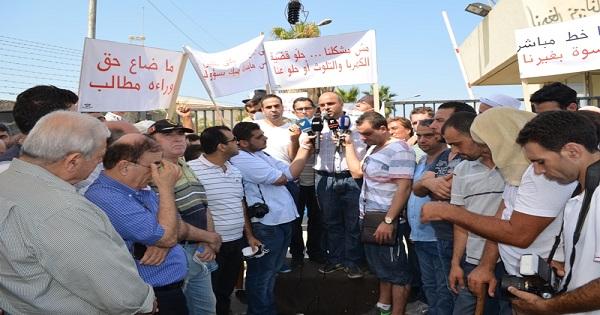 صورة إعتصام لأهالي برجا أمام معمل كهرباء الجية احتجاجاً على التقنين