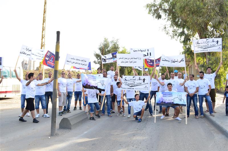 صورة شباب برجا يعتصمون ضد معمل ترابة سبلين