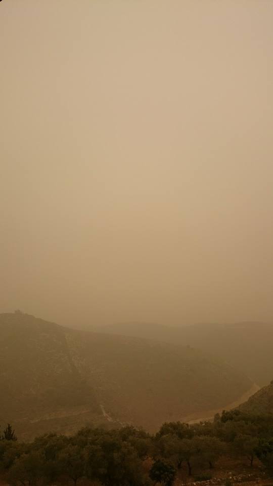 صورة أربع وفيات و750 حالة اختناق جراء العاصفة الرملية