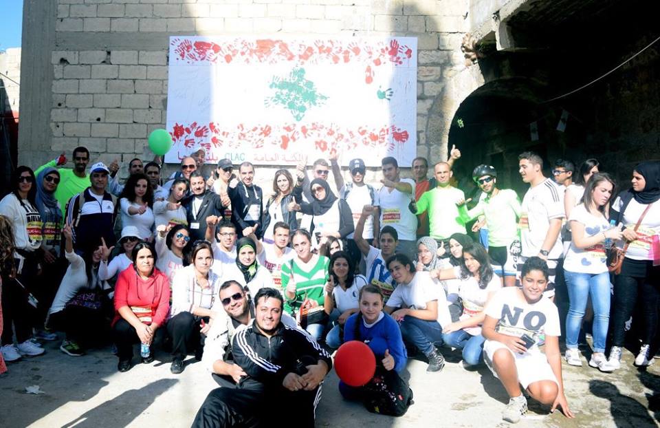 صورة شباب وشابات برجا يمشون للإستقلال ويطوفون بالعلم اللبناني الحارات القديمة