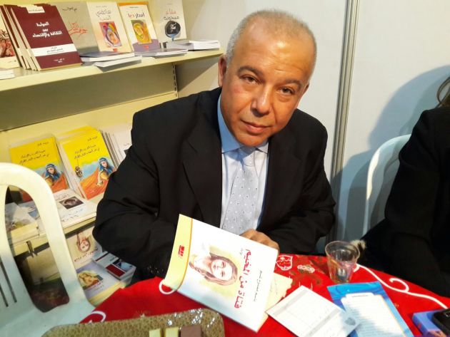 صورة الروائي شبو يوقع روايته الجديدة ” فتاة من المخيّم “