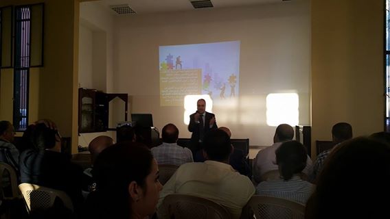 صورة د . عماد سيف الدين يحاضر في إدارة التغيير