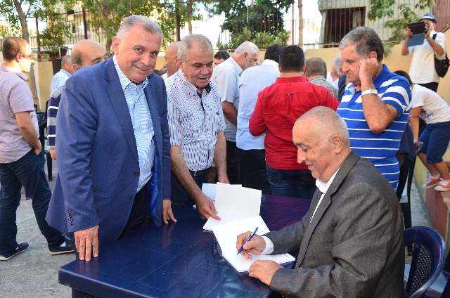 صورة درويش حوحو يوقّع ” صفحات من الذاكرة “