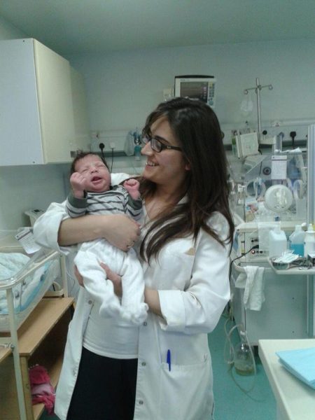 صورة ماري الغوش… تبدأ رحلتها المهنية كأخصائية طب الأطفال