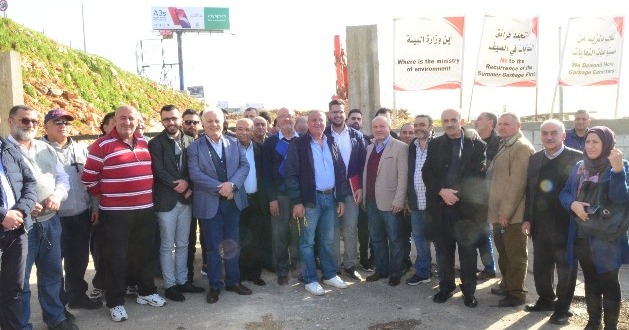 صورة منظمة الشباب التقدمي تعتصم رفضاً للمكبات العشوائية في إقليم الخروب