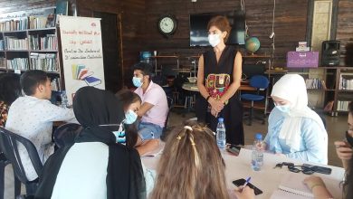 صورة الكاتبة فاطمة شرف الدين في مكتبة برجا الشوف