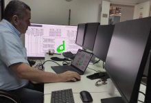 صورة المهندس أحمد حوحو يقود منظومة التحكم الآلي في الحرم المكي الشريف
