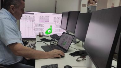 صورة المهندس أحمد حوحو يقود منظومة التحكم الآلي في الحرم المكي الشريف